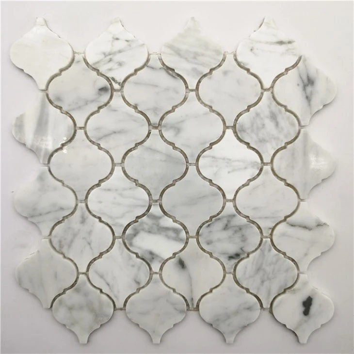 Marmo bianco di Carrara con tessere di mosaico in ottone